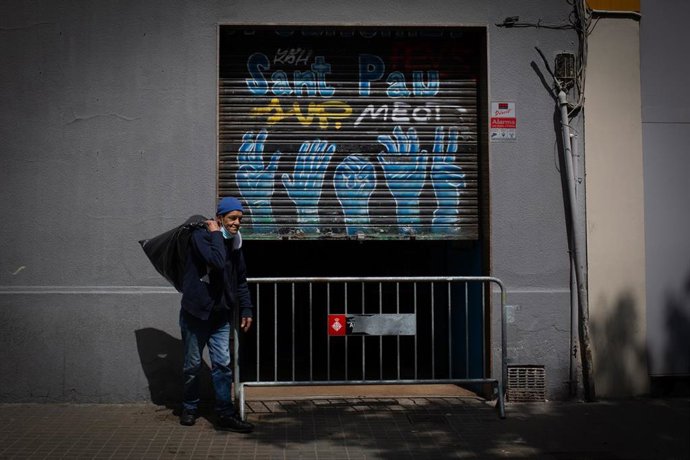 Un hombre sin hogar sale del gimnasio social Sant Pau, a 28 de abril de 2021, en Barcelona, Catalunya, (España). 