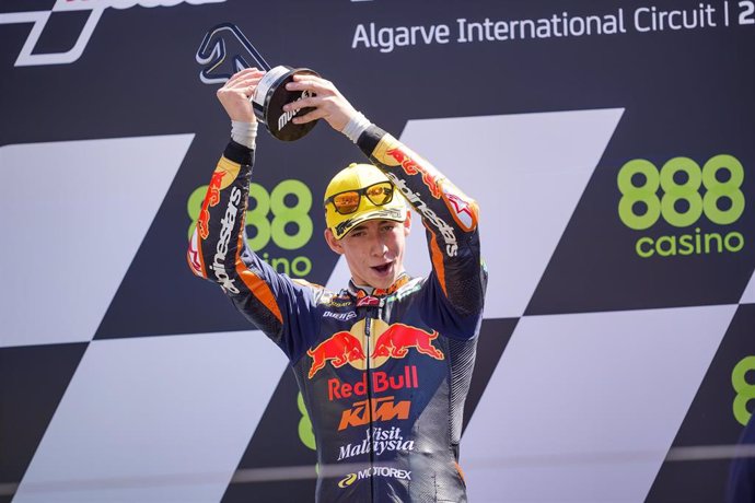 El piloto español Pedro Acosta celebra su victoria en la carrera de Moto3 del Gran Premio de Portugal 2021