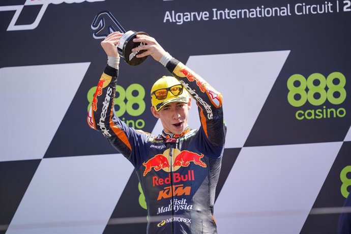 El piloto español Pedro Acosta celebra su victoria en la carrera de Moto3 del Gran Premio de Portugal 2021
