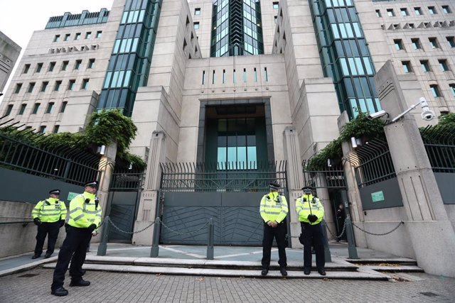 Archivo - Policías junto a la sede del MI6 en Londres
