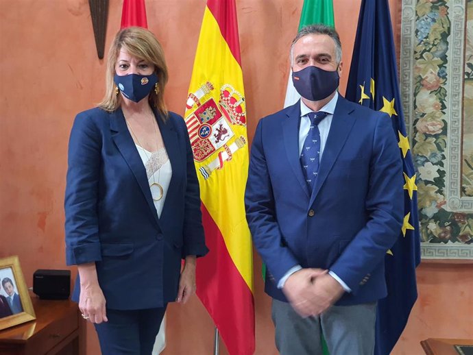 La presidenta de la Autoridad Portuaria de Huelva, Pilar Miranda, junto al alcalde de La Palma del Condado, Manuel García Félix.