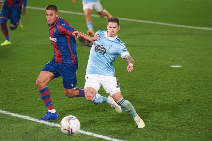 Archivo - Oscar Duarte y Santi Mina pugnan por un balón en el Levante-Celta de LaLiga Santander 2020-2021