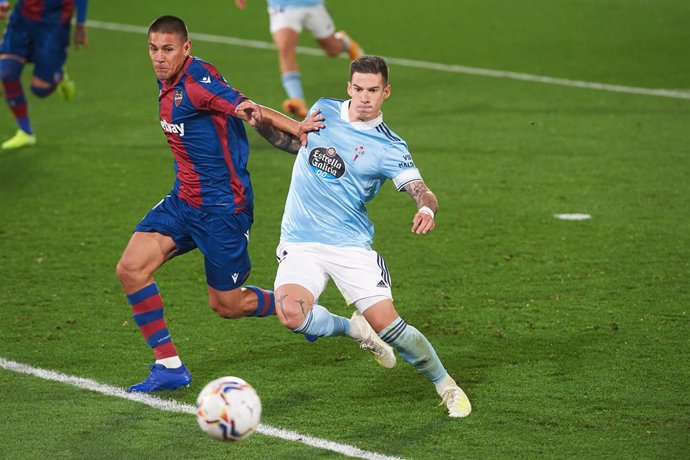 Archivo - Ruben Duarte of Levante and Santi Mina of RC Celta de Vigo during the La Liga Santander mach between Levante and Celta at Estadio de la Ceramica, on October 26, 2020 in Vila-real Spain