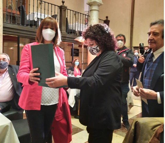 Vega Burgos (D) recibe el premio de manos de Nuria Duque y en presencia de Cornejo y Aganzo.