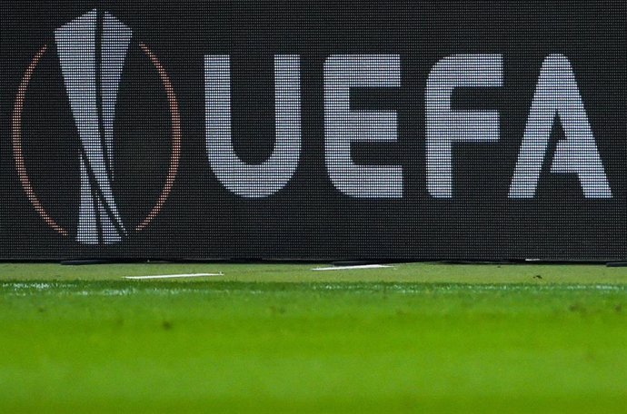 Archivo - Logo de la UEFA en una valla durante un partido de la Europa League
