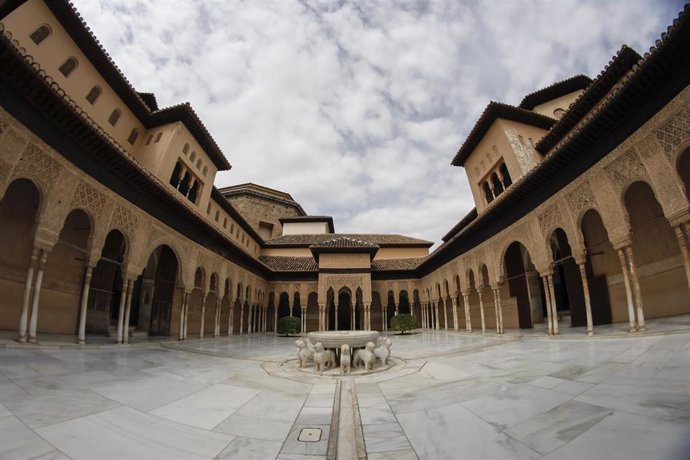 Archivo - La Alhambra de Granada en abril de 2020, sin turistas por la crisis del coronavirus, en imagen de archivo 