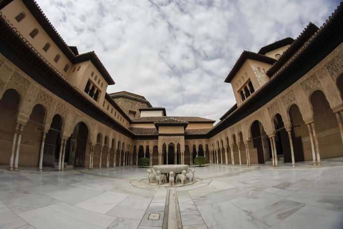 Archivo - La Alhambra de Granada en abril de 2020, sin turistas por la crisis del coronavirus, en imagen de archivo 