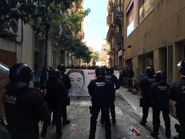 Archivo - Arxiu - Mossos d'esquadra davant d'activistes del Banc Expropiat de Gràcia.