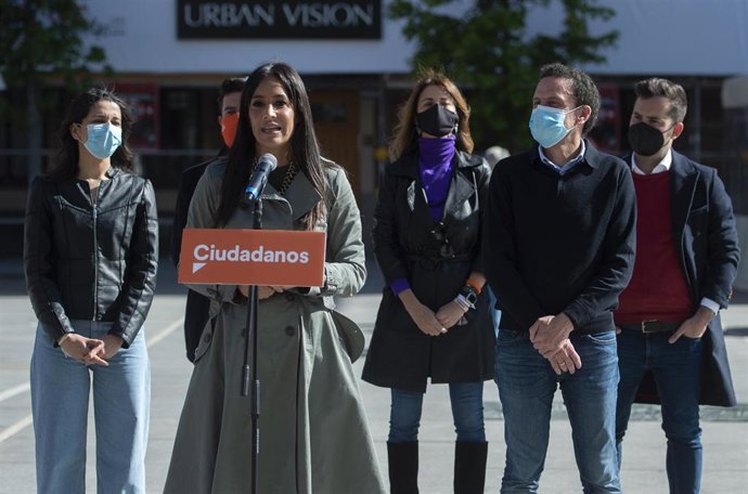 La vicealcaldesa de Madrid, Begoña Villacís, junto a la presidenta de Ciudadanos (Cs), Inés Arrimadas (i), y el 'número 3' del partido para las elecciones a la Asamblea de Madrid, César Zafra.