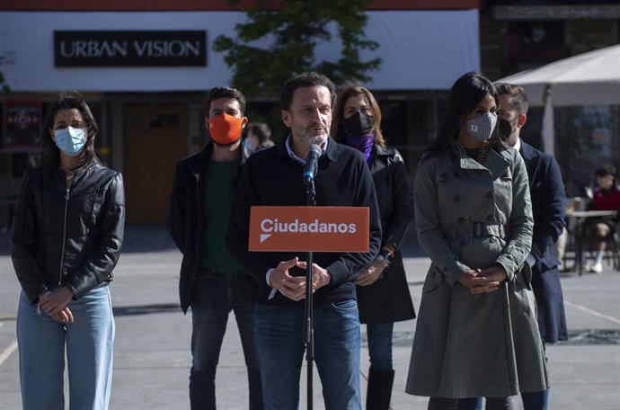 El candidato de Ciudadanos (Cs) a la Presidencia de la Comunidad de Madrid, Edmundo Bal, acompañado de la presidenta del partido, Inés Arrimadas, y de la vicealcaldesa de Madrid, Begoña Villacís, durante la presentación de la lona de campaña del partido.
