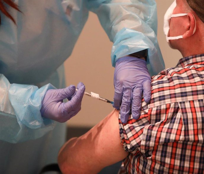 Una persona recibe la primera dosis de vacuna Pfizer contra el Covid-19, a 27 de abril de 2021, en el Hospital de Getafe, Madrid, (España). 