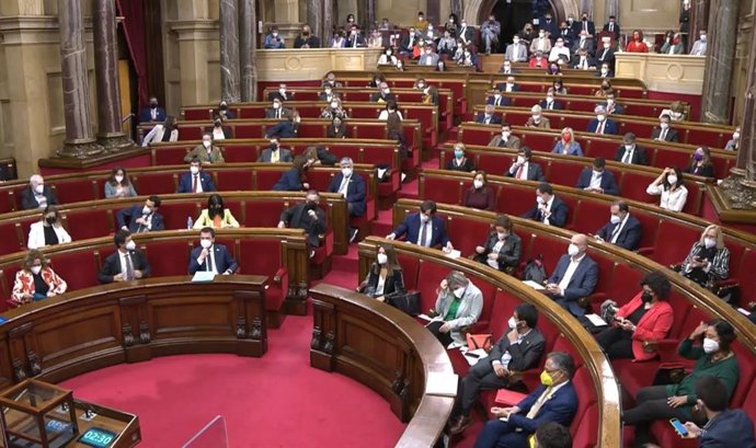 El ple del Parlament de Catalunya d'aquest dijous és el primer que se celebra en l'hemicicle amb els 135 diputats presencialment des de mar de 2020.