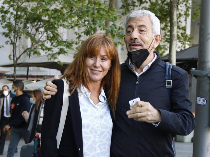 CARLOS SOBERA Y SU MUJER