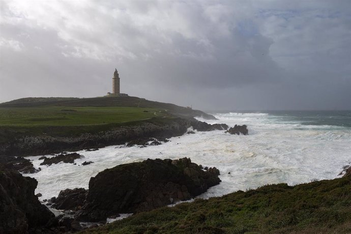 Archivo - Oleaje en la zona de la Torre de Hércules, en la costa de A Coruña, Galicia (España), a 30 de enero de 2021. 