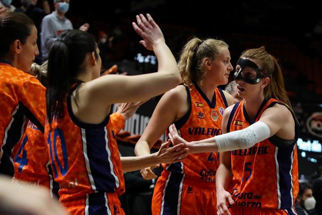 Archivo - Laura Gil, jugadora del Valencia Basket, choca la mano con sus compañeras