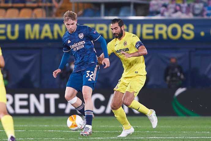 Raul Albiol of Villarreal CF and Emile Smith Rowe of Arsenal FC during the Europa League semifinal match first leg between Villarreal and Arsenal FC at Estadio de la Ceramica on 29 April, 2021 in Vila-real, Spain