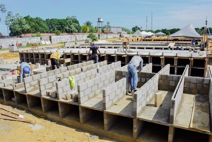 Archivo - Construcción de nuevos nichos en el cementerio de Taruma, en Manaos.
