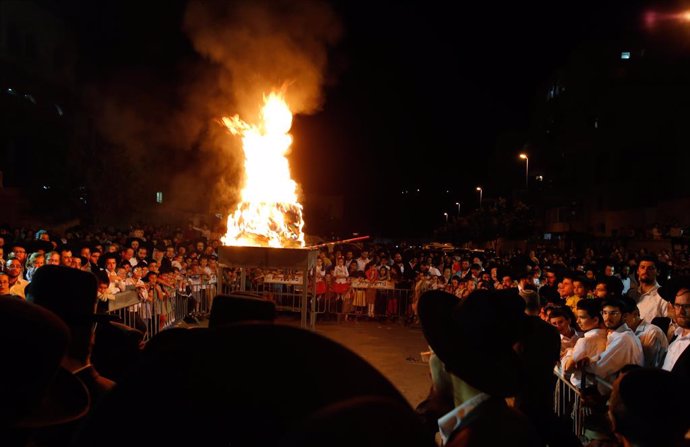 Archivo - Judíos ultraortodoxos encienden una hoguera durante una celebración de Lag BaOmer en Modi'in Illit, el 22 de mayo de 2019.