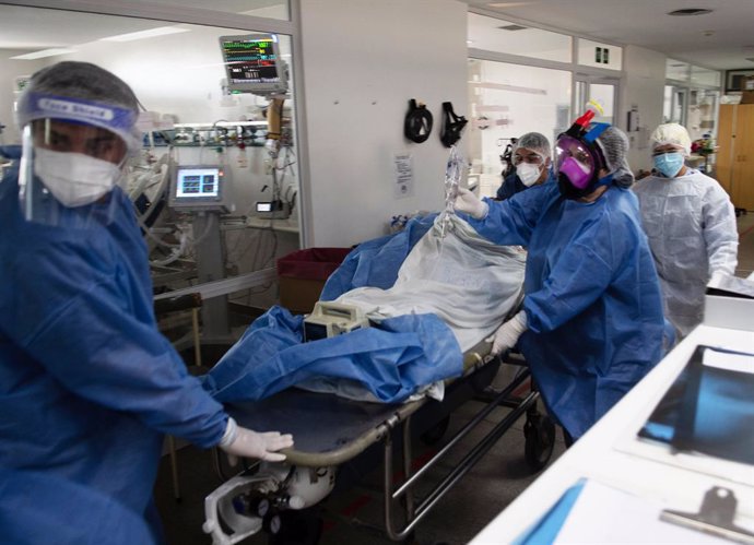 16 April 2021, Argentina, Buenos Aires: Health care members work in an intensive care unit amid the Corona pandemic. Due to the rapidly growing number of infections, the Argentine government has imposed curfews in the most affected regions as of Friday 