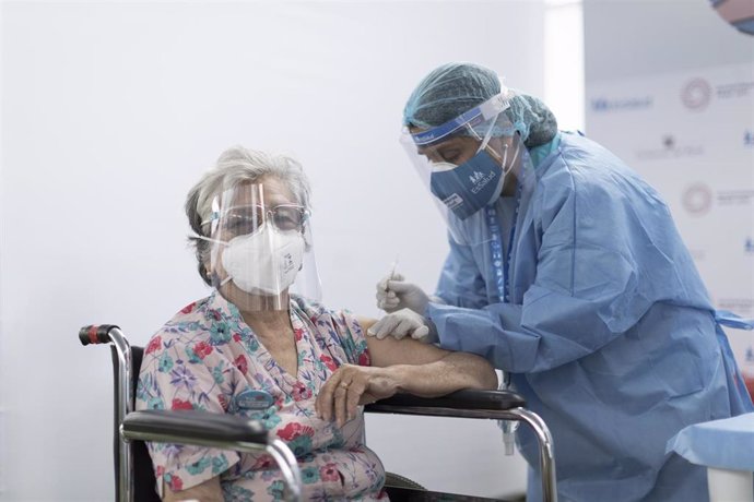 Una mujer se vacuna en Lima.