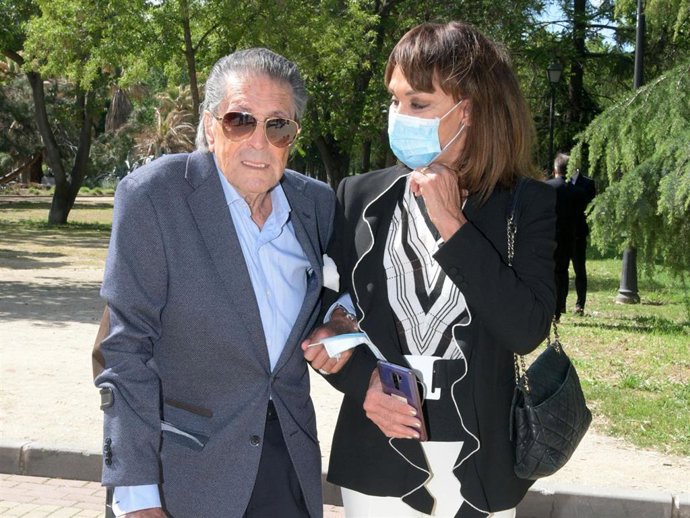 Jaime Ostos y Mari Ángeles Grajal, en la capilla ardiente de Pedro Trapote Mateo