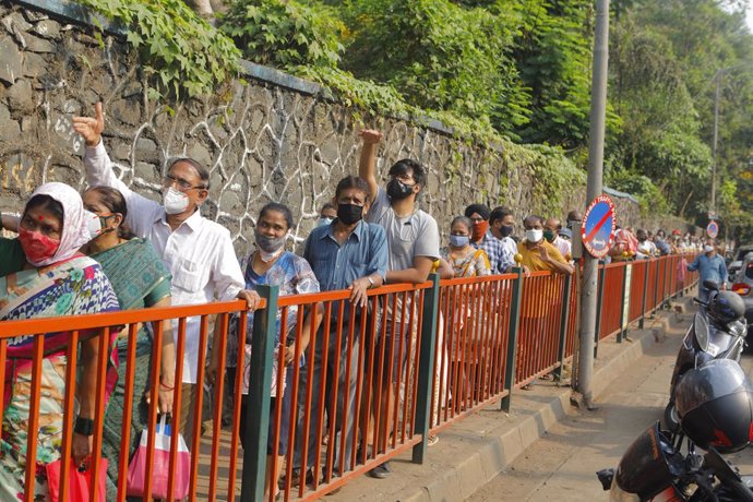 Personas esperan a ser vacunadas contra el coronavirus en Bombay, India