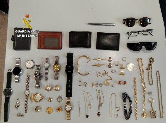 Efectos intervenidos en la Operación Cansino de la Guardia Civil con un septuagenario detenido vecino de A Coruña por sustraer joyas y dinero.