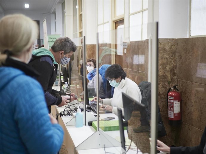 Imagen de archivo de varias personas en el Antiguo colegio de Maristas.