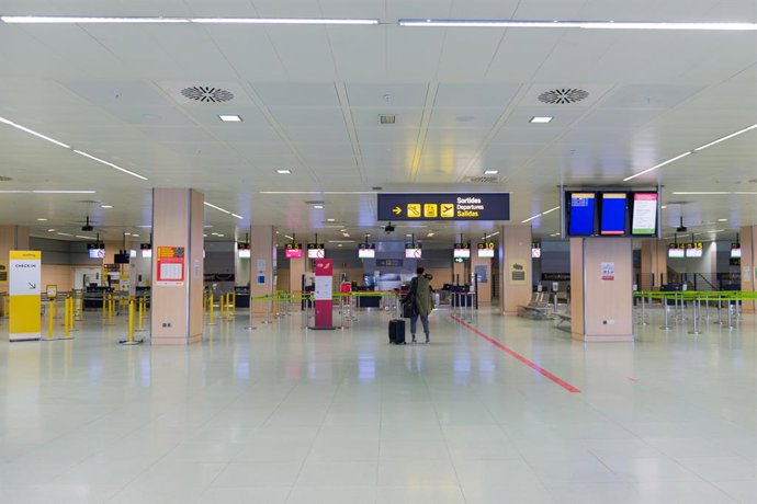 Archivo - Interior del Aeropuerto de Ibiza.