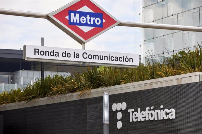 Metro al lado del edificio de la sede de Telefónica, a 27 de abril de 2021, en Madrid, (España). Telefónica ha cambiado su imagen por primera vez en más de dos décadas con un nuevo logo que rememora las míticas cabinas telefónicas. 
