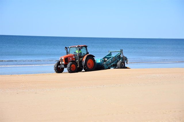Archivo - Labores de limpieza en la playa de Punta Umbría.