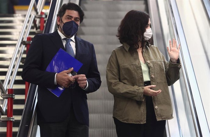 El consejero de Transportes, Movilidad e Infraestructuras de la región, David Pérez; y la presidenta de la Comunidad de Madrid y candidata a la reelección, Isabel Díaz Ayuso.