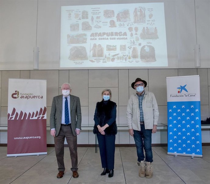 De izquierda a derecha, el presidente de la Fundación Atapuerca, Antonio Miguel Méndez Pozo, la directora territorial de CaixaBank en Castilla y León, Belén Martín, y Eudald Carbonell, director general de la Fundación Atapuerca.