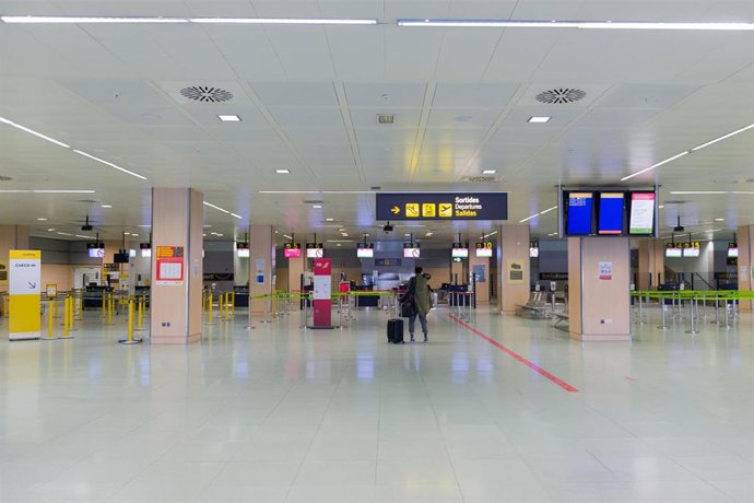 Archivo - Interior del Aeropuerto de Ibiza.