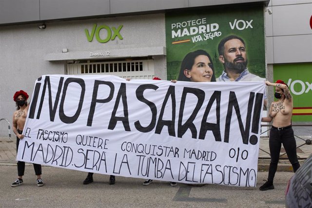 Dos activistas de Femen protestan ante la sede de Vox en Madrid con el lema 'No pasarán'