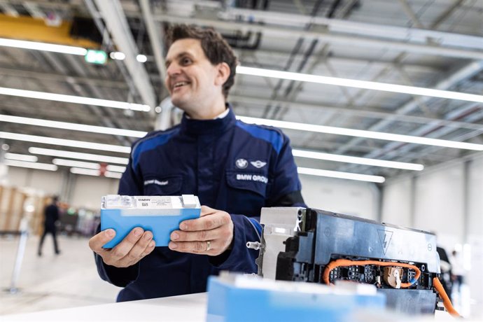 Archivo - Producción de componentes de baterías en las plantas de BMW en Leipzig y Regensburg (Alemania)