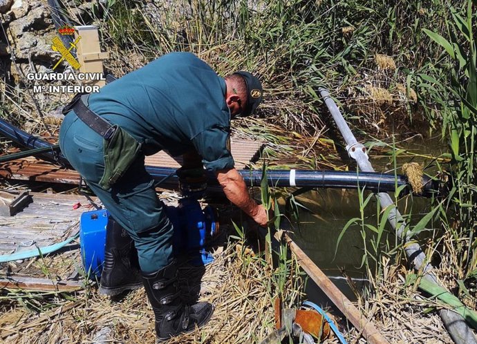 Un agente investiga la captación de agua