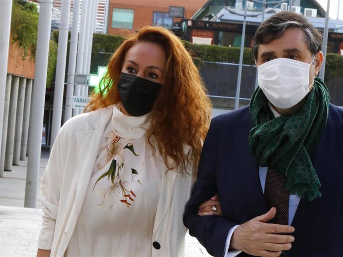 Rocío Carrasco, a su llegada a los juzgados con su abogado, Javier Vasallo