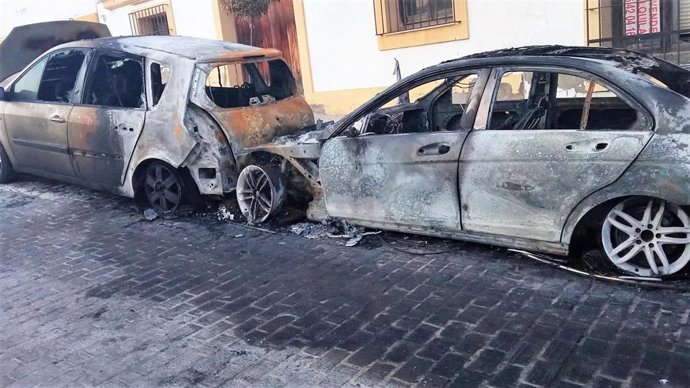 Vehículos calcinados tras el incendio en la calle Luis de Isasi en Jerez