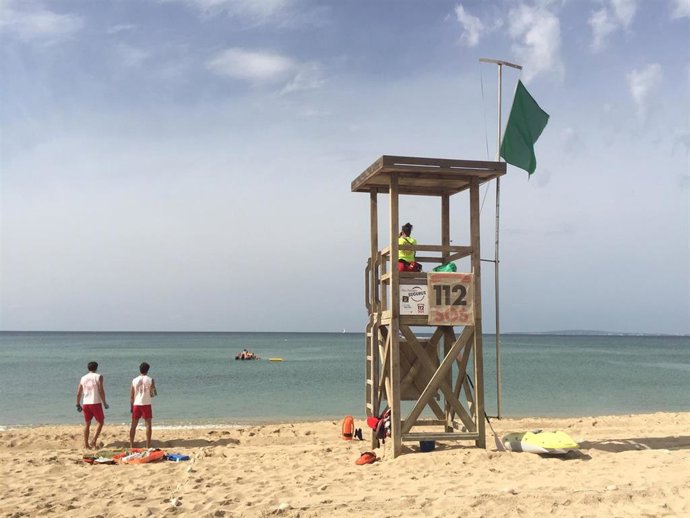 Archivo - Socorristas en una de las playas de Palma. 