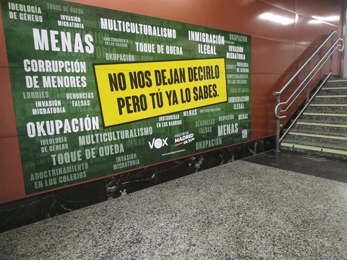 Cartel propagandístico de Vox en la estación de Cercanías de Sol