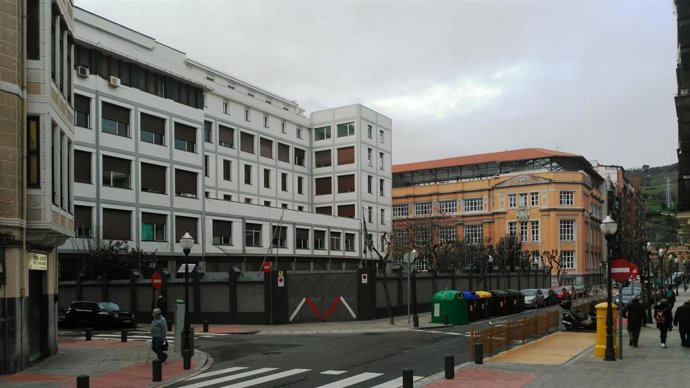 Archivo - Edificio de la escuela de Magisterio (BAM) junto al Colegio Cervantes de Bilbao