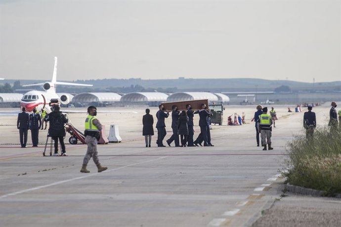 Militares sostienen uno de los féretros de los periodistas españoles, David Beriáin y Roberto Fraile, asesinados en Burkina Faso, a 30 de abril de 2021, en la Base Aérea de Torrejón de Ardoz, Madrid, (España). Los periodistas David Beriáin y Roberto Fra