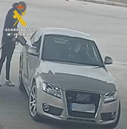 Imagen de uno de los dos detenidos echando gasolina en una gasolinera de la que se marcharon sin pagar.