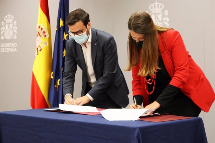 El ministro de Consumo, Alberto Garzón y la directora ejecutiva de la Gasol Foundation, Cristina Ribes durante la firma del convenio marco.