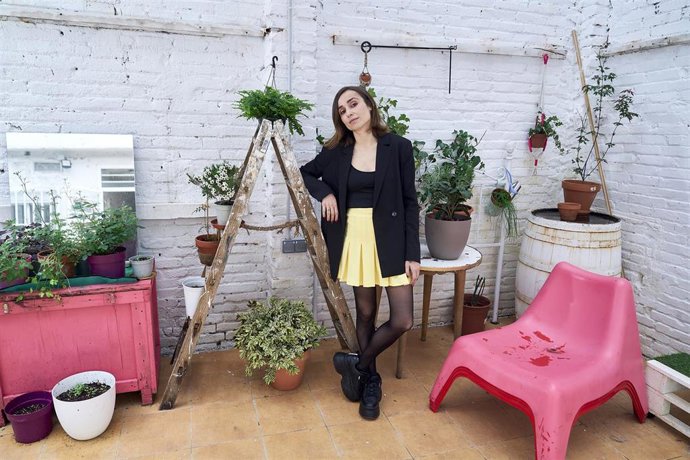 La cantante Zahara posa después de una entrevista para Europa Press en las oficinas de La Trinchera, a 27 de abril de 2021, en Madrid (España). La artista lanzará el próximo 30 de abril, su nuevo álbum, Puta, compuesto por 11 canciones y que saldrá a 