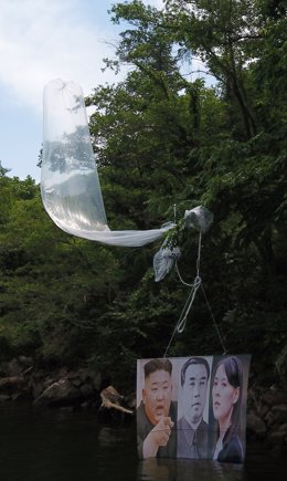 Archivo - FILED - 23 June 2020, South Korea, Hongcheon: One of the balloons containing anti-Pyongyang leaflets, that Fighters for a Free North Korea claimed it sent toward North Korea from South Korean border town of Paju, was unsuccessfully sent and wa