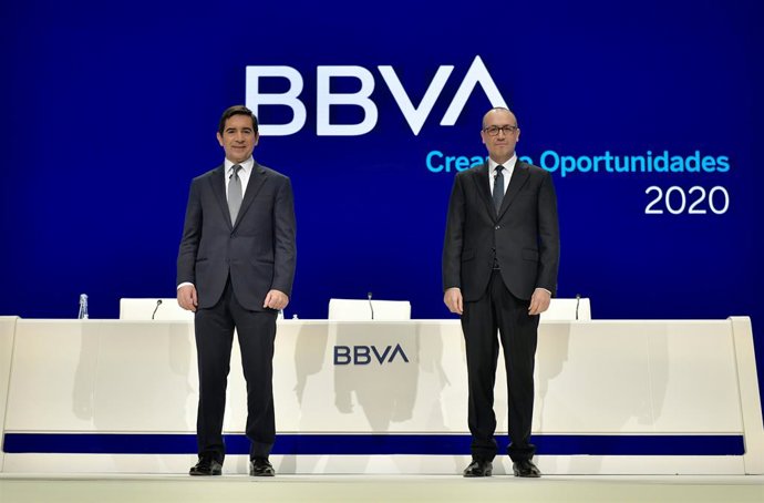 Archivo - El presidente y el consejero delegado de BBVA, Carlos Torres y Onur Gen, durante la celebración de la junta de accionistas de BBVA 2020.