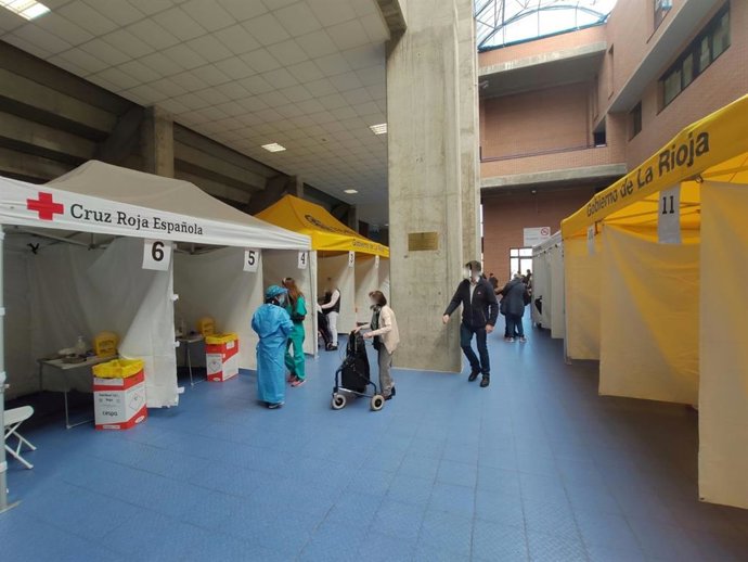 Archivo - Vacunación en el Palacio de Deportes a mayores de 80 años