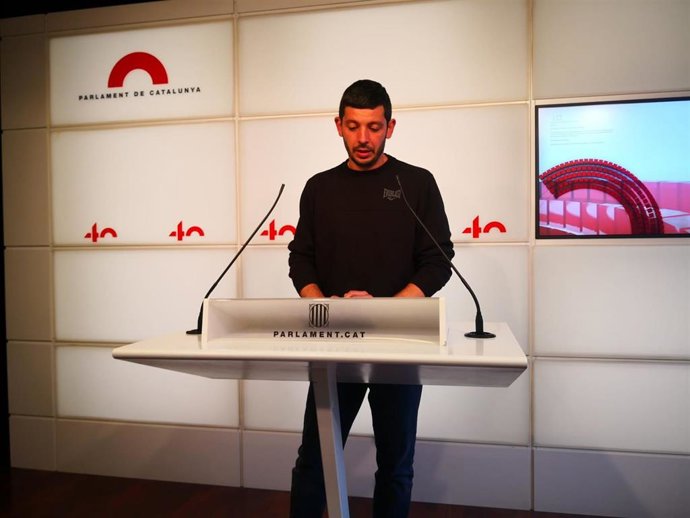 El diputado de la CUP Xavier Pellicer en rueda de Prensa en el Parlament